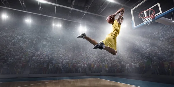 Giocatore di basket rende schiacciare schiacciare — Foto Stock