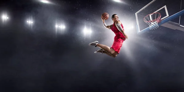 Basketballerin macht Slam-Dunk — Stockfoto