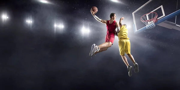 Jugador de baloncesto hace slam dunk — Foto de Stock