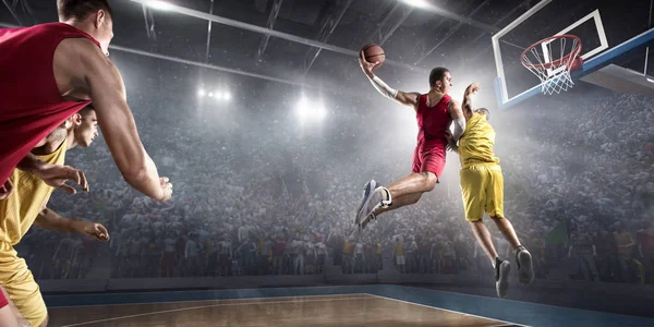 Jogador de basquete faz slam dunk — Fotografia de Stock