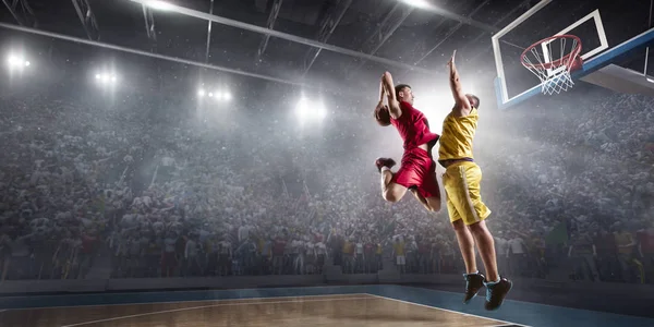 Jugador de baloncesto hace slam dunk — Foto de Stock