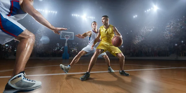 Jugadores de baloncesto en gran arena profesional — Foto de Stock