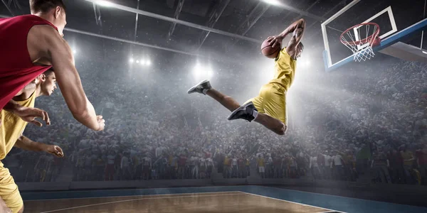 Jugador de baloncesto hace slam dunk — Foto de Stock