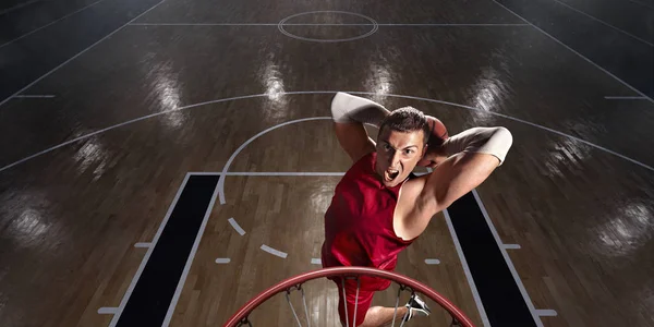 Jogador de basquete faz slam dunk — Fotografia de Stock