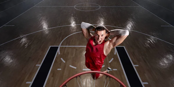 Jugador de baloncesto hace slam dunk — Foto de Stock