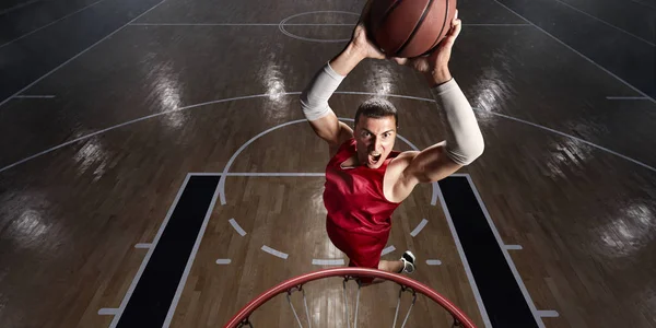 Баскетболист делает слэм-данк — стоковое фото