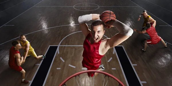 Kosárlabda játékos teszi a slam dunk — Stock Fotó