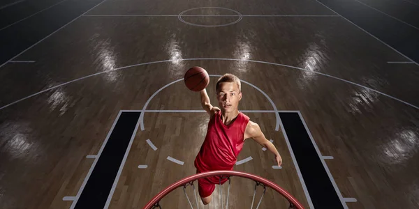 Jogador de basquete faz slam dunk — Fotografia de Stock