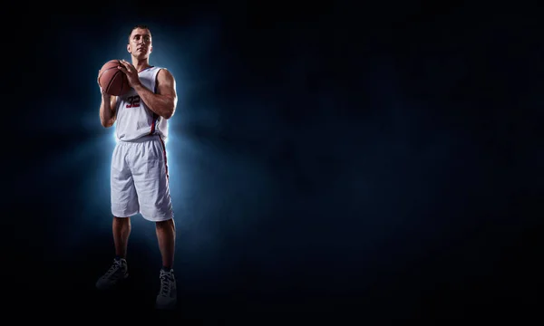 在黑色背景上的篮球运动员 — 图库照片
