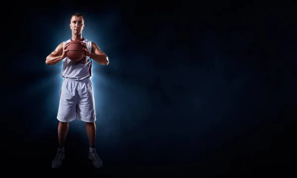 Jogadores de basquete em um fundo preto — Fotografia de Stock