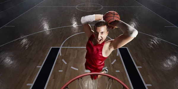 Jogador de basquete faz slam dunk — Fotografia de Stock