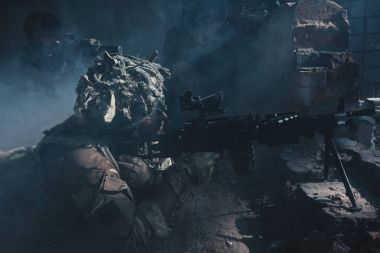 Özel Kuvvetler asker eylem. Bir asker bir atış yapmak hazırlanıyor