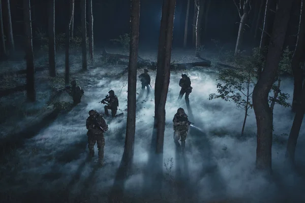 Special Forces soldaten in actie. Elite squad beweegt door mist en rook. — Stockfoto