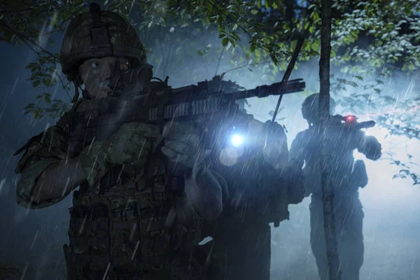 Special Forces soldater i aktion. Elittrupp rör sig genom dimma och rök. — Stockfoto