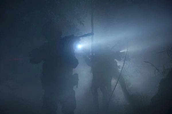 Soldados de las Fuerzas Especiales en acción. Escuadrón de élite se mueve a través de la niebla y el humo . —  Fotos de Stock