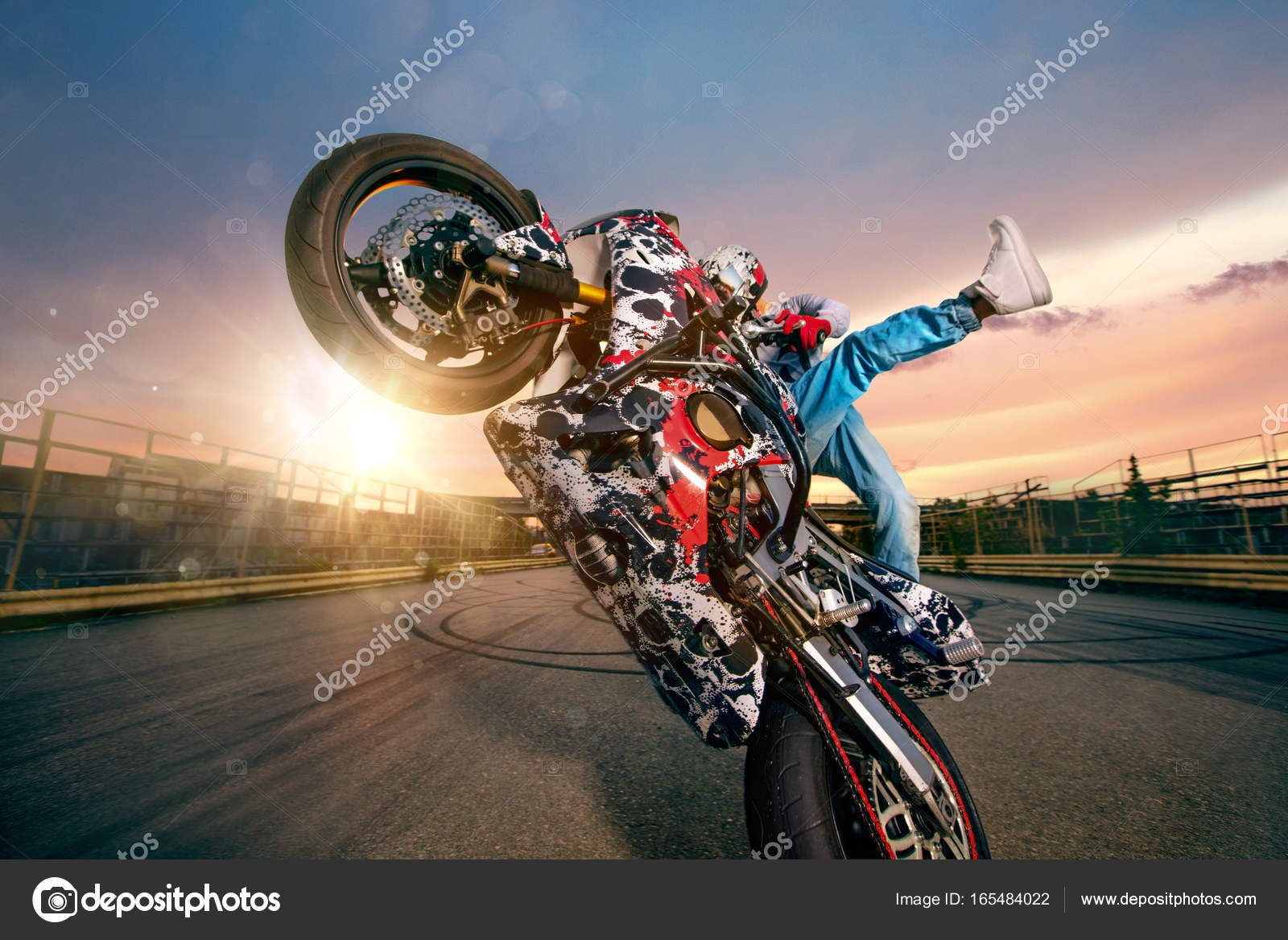 Featured image of post Fotos De Motocross Haciendo Trucos : La super estrella haciendo trucos de motos.