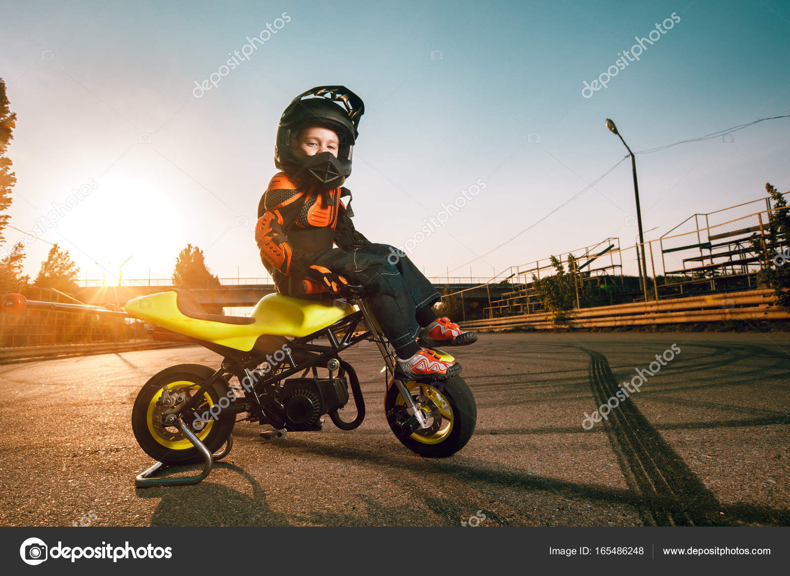 Criança Andando De Moto Com a Mão Levantada Imagem de Stock