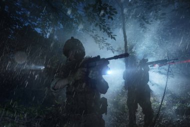 Özel Kuvvetler asker eylem. Özel Tim ilerler sis ve duman.