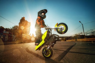 Çocuk bir motosiklet üzerinde