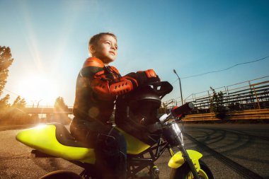Çocuk bir motosiklet üzerinde