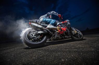 Bir dublör onun motosiklet üzerinde yapma Moto binici
