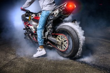 Bir dublör onun motosiklet üzerinde yapma Moto binici