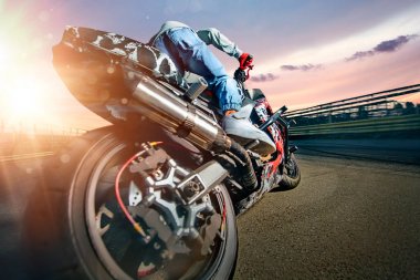 Bir dublör onun motosiklet üzerinde yapma Moto binici