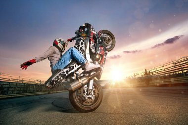 Bir dublör onun motosiklet üzerinde yapma Moto binici