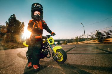 Çocuk bir motosiklet üzerinde