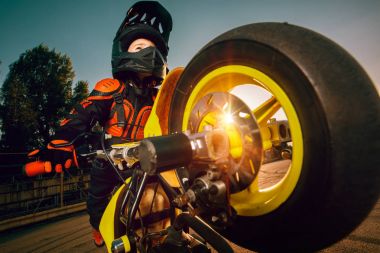 Çocuk bir motosiklet üzerinde