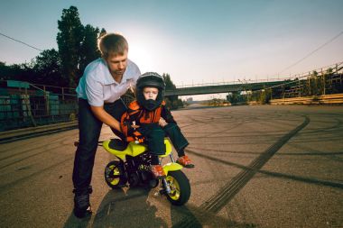 Bir motosiklet stunts yapmak küçük bisikletçileri antrenör öğretir