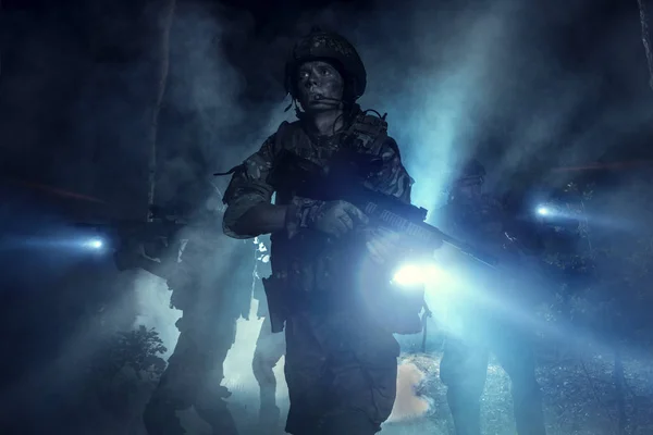 Soldati delle Forze Speciali in azione. Elite squadra si muove attraverso nebbia e fumo . — Foto Stock