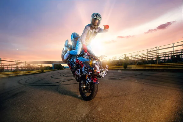 Moto rider κάνοντας μια ακροβατική επίδειξη σε μοτοσικλέτα — Φωτογραφία Αρχείου