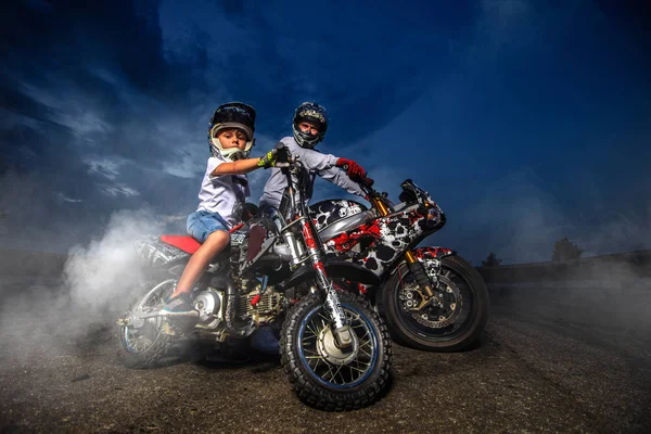 Padre e hijo motociclistas — Foto de Stock