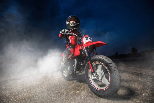 Çocuk bir motosiklet üzerinde — Stok fotoğraf