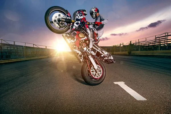 Moto rider making a stunt on his motorbike — Stock Photo, Image