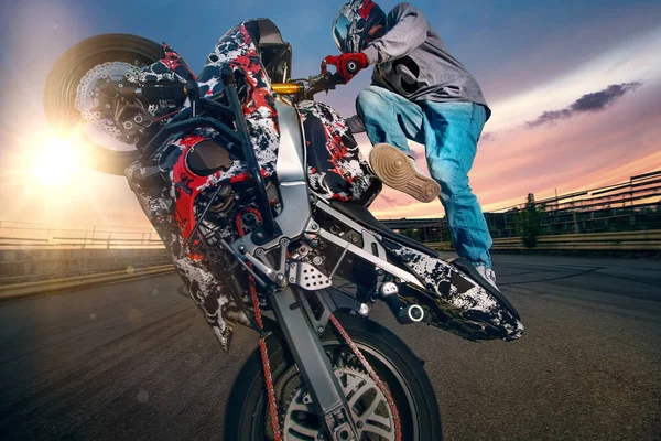 Moto piloto fazendo uma acrobacia em sua moto — Fotografia de Stock