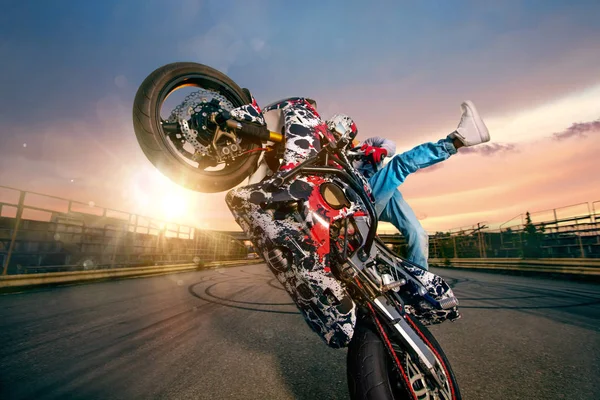 Moto rider maken een stunt op zijn motor — Stockfoto