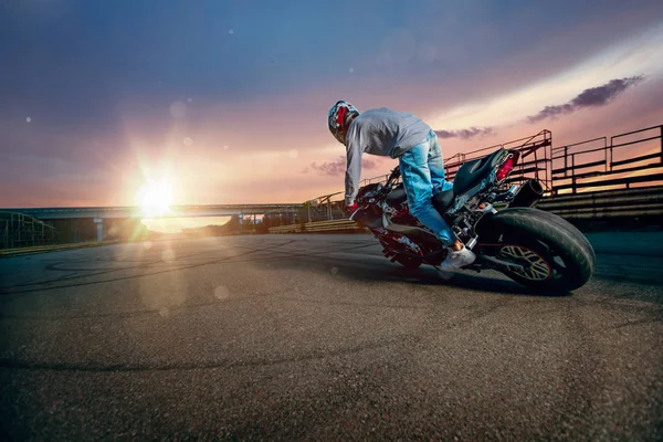 Moto rider making a stunt on his motorbike — Stock Photo, Image