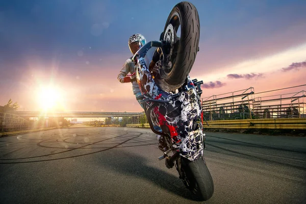 Moto rider making a stunt on his motorbike — Stock Photo, Image