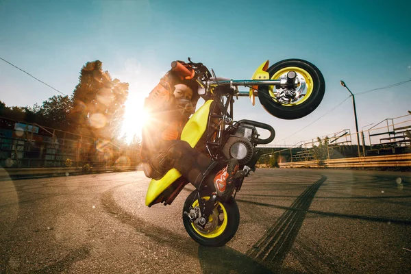 Niño en una motocicleta — Foto de Stock