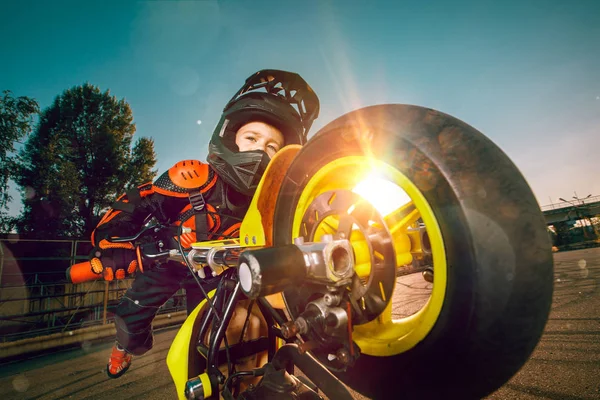 Criança em uma moto — Fotografia de Stock