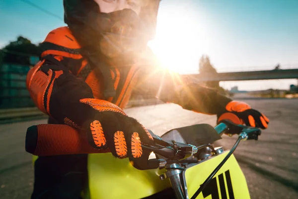 Niño en una motocicleta — Foto de Stock