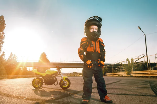 Το παιδί σε μια μοτοσικλέτα — Φωτογραφία Αρχείου