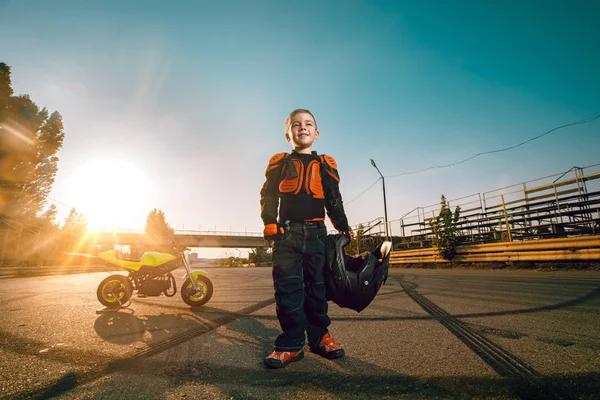 Dziecko na motocyklu — Zdjęcie stockowe