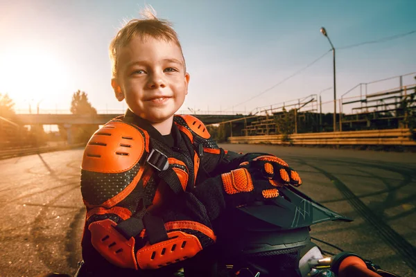 Niño en una motocicleta — Foto de Stock