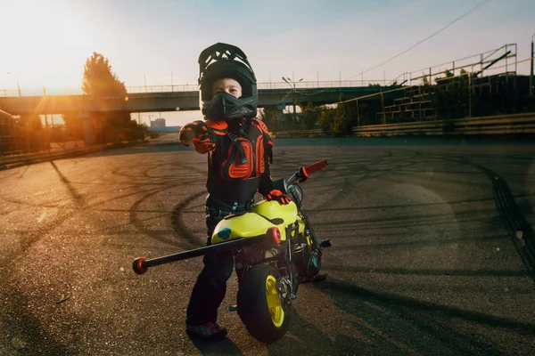 Dítě na motorce — Stock fotografie