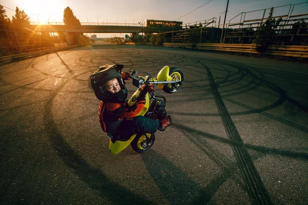 Çocuk bir motosiklet üzerinde