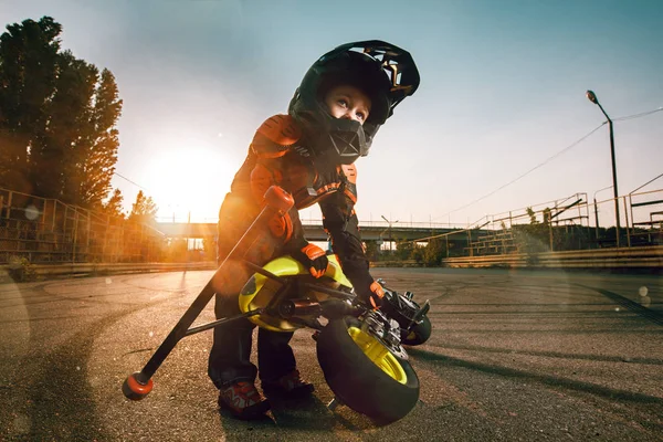 Criança em uma moto — Fotografia de Stock