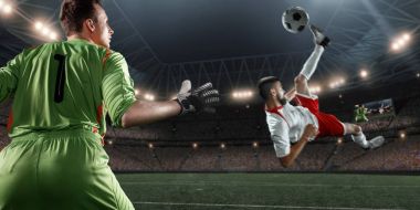 Bir gol puanlama futbolcu. Kaleci topa vurmak çalışır